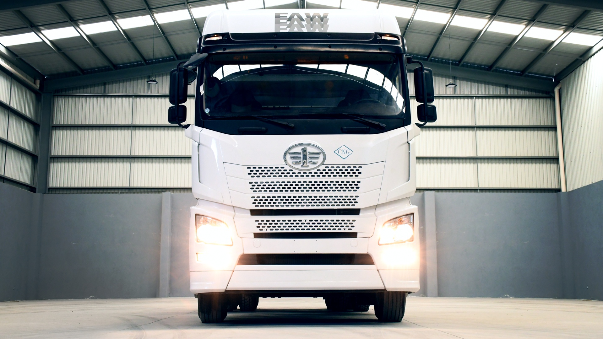 Potencia y rentabilidad: Tractocamión ELAM-FAW Trucks con motor a gas natural comprimido (GNC) optimizado para rutas de largo recorrido.